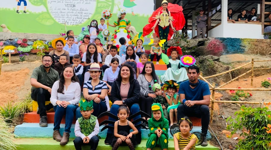 Huellas de Cambio celebra la primera cosecha en la Unidad Educativa Cumandá de Gualea