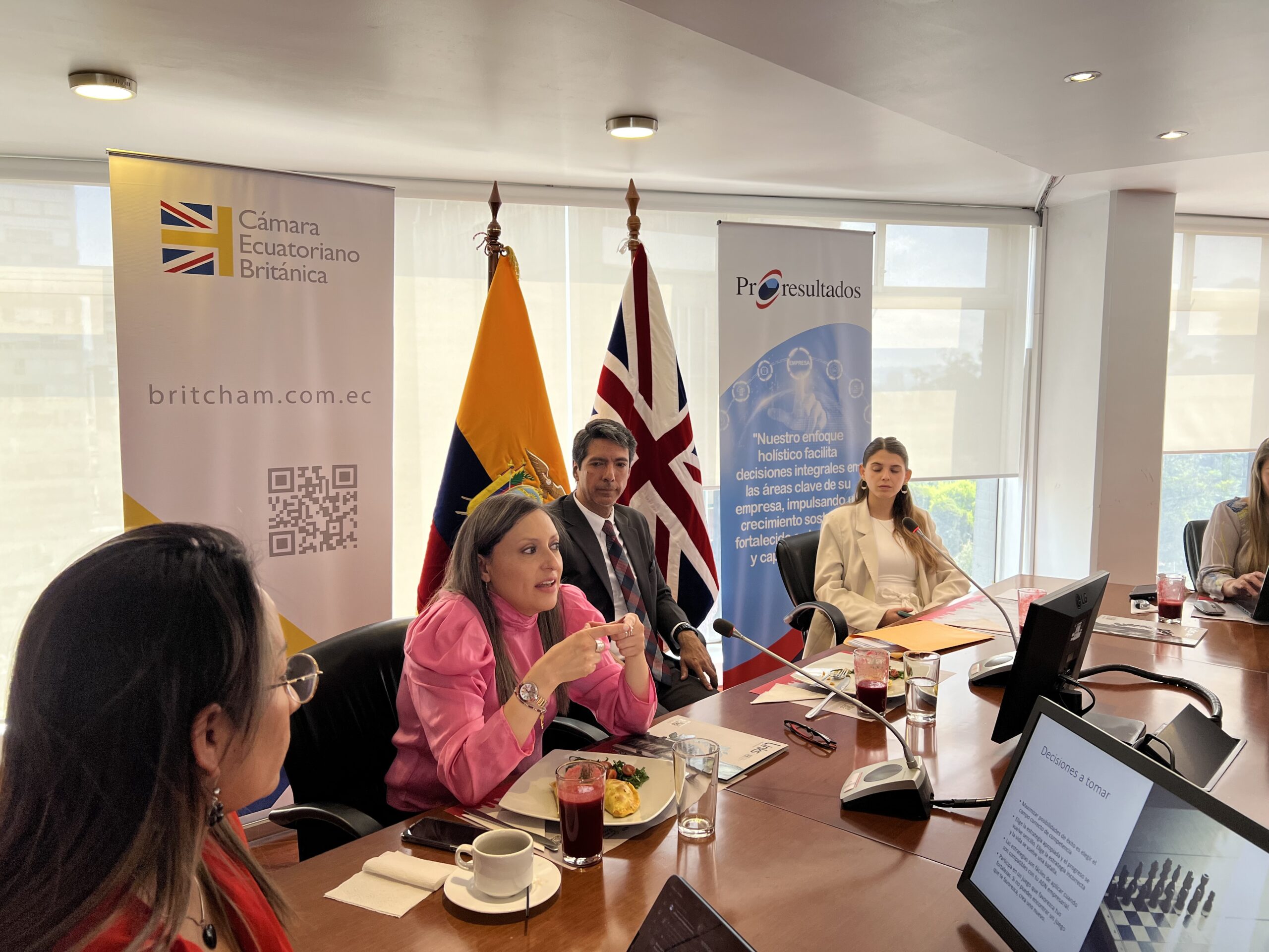 Números Asociados y Servicios