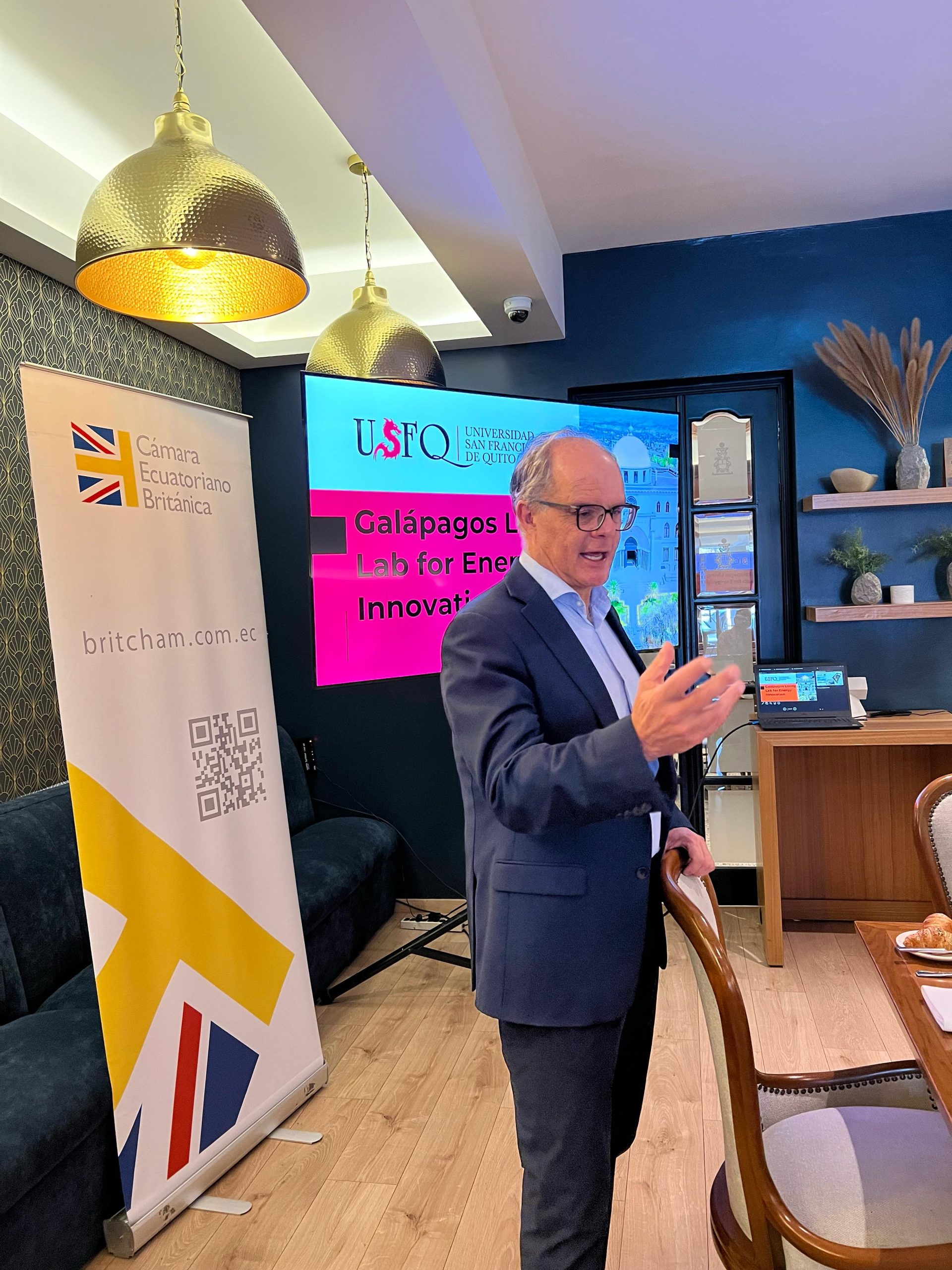 Números Asociados y Servicios